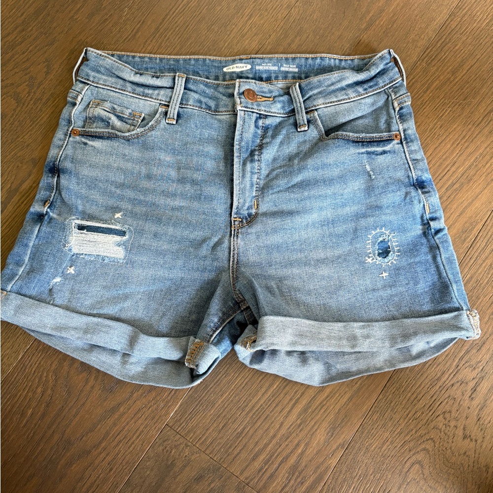 NWOT Old Navy Denim Blue Distressed Women Shorts 3” inch seam